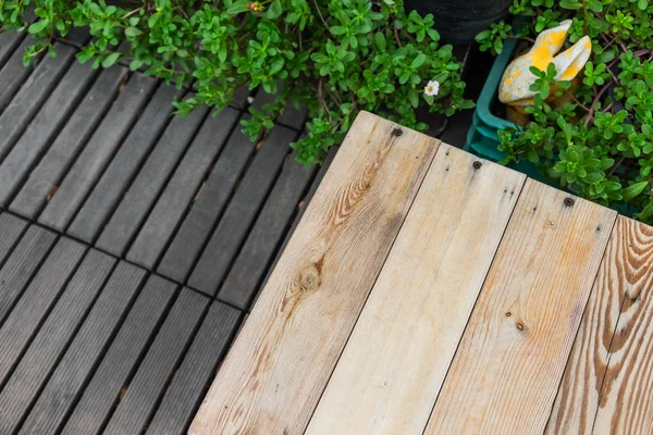 Holzplanke im Garten — Stockfoto