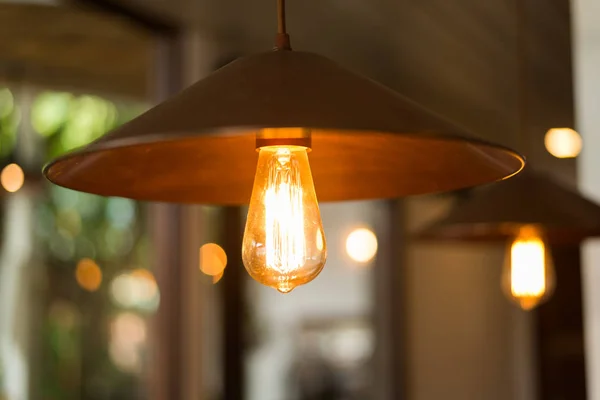 Lampe vintage suspendue au plafond — Photo