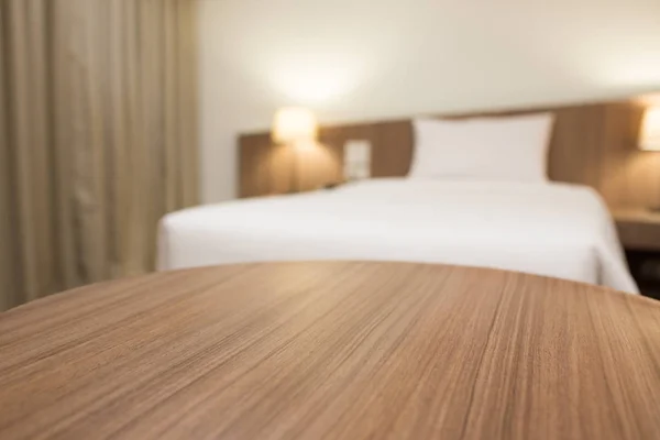 Table en bois dans une chambre d'hôtel — Photo