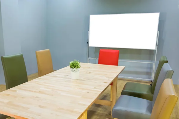 Maquette tableau blanc dans la salle de réunion avec table de conférence — Photo