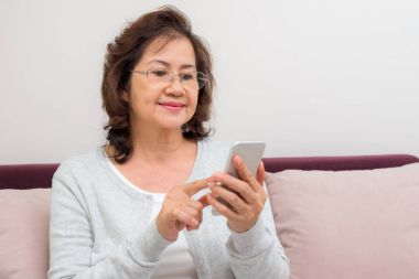 Asyalı kadın kıdemli onun kişiler arıyor