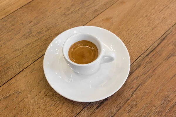 Fa tábla fehér csésze kávé — Stock Fotó