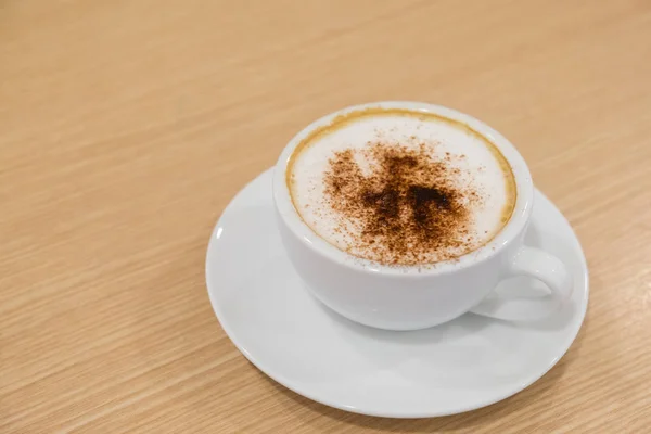 나무 테이블에 흰 컵에 커피 — 스톡 사진