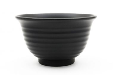 Beyaz zemin üzerine boş siyah kase