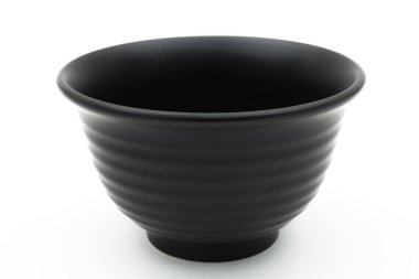 Beyaz zemin üzerine boş siyah kase