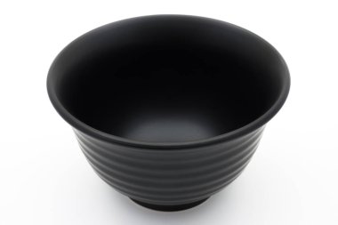 Beyaz zemin üzerine boş siyah kase