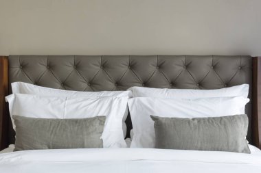 Yatağın üzerinde beyaz yastıklar