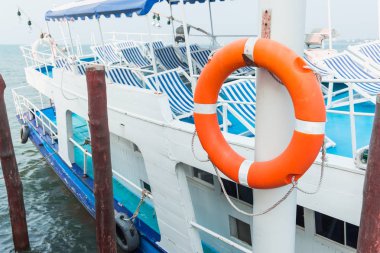 Turuncu lifebuoy, iskelede güvenlik ekipmanları