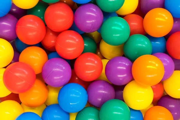 许多五颜六色的塑料球在操场上 — 图库照片