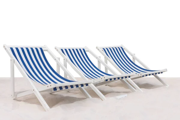 沙滩上的三条蓝色和白色条纹沙滩椅 isola — 图库照片