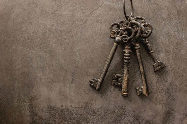 Antique keys on old steel metal texture background — Stock Photo, Image