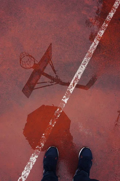 红场水坑上的篮筐反射 — 图库照片