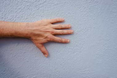 Mavi duvarda bir adam var. 