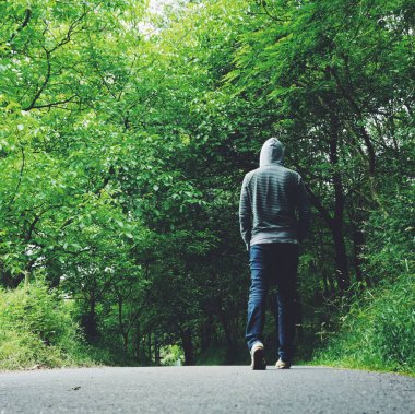 İnsan doğada, dağda yapayalnız, sonbaharı hisseder