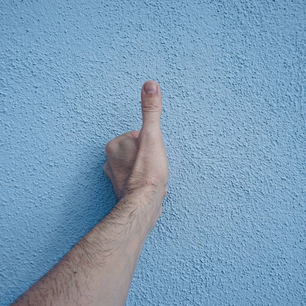 Man Hand Den Blå Väggen — Stockfoto