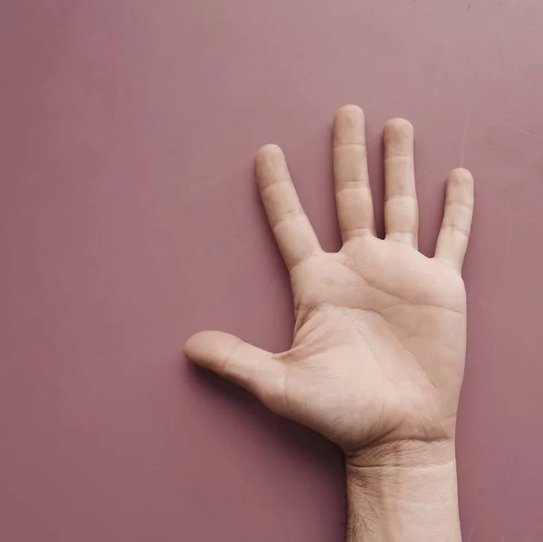 Mann Gestikuliert Auf Rosa Wand Rosa Hintergrund — Stockfoto