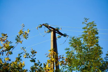                   Elektrik kulesi ve mavi gökyüzü doğada             