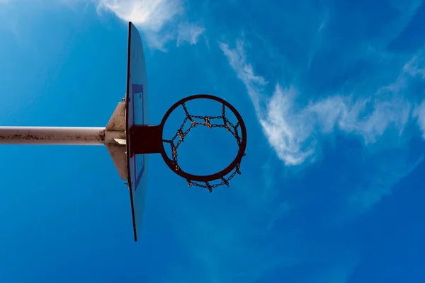 Basketballkorb Mit Metallischem Netz Und Blauem Himmel Auf Der Straße — Stockfoto