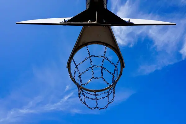 Basketkorg Med Metallnät Och Blå Himmel Gatan Bilbao Spanien — Stockfoto