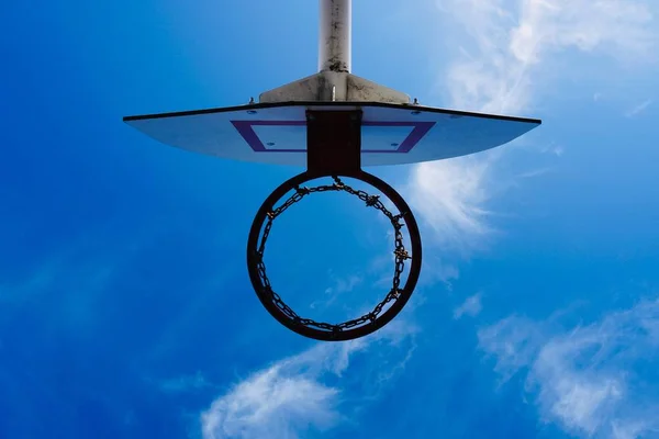 Basketballkorb Mit Metallischem Netz Und Blauem Himmel Auf Der Straße — Stockfoto