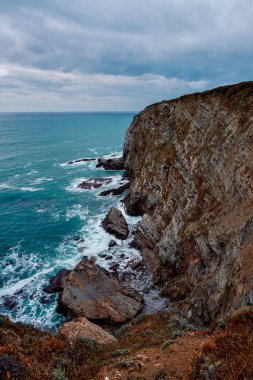 Bilbao İspanya kıyılarında uçurum ve deniz, sonbahar mevsiminde sonbahar renkleri