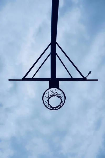 Силует Баскетбольного Кільця Блакитне Небо Вулиці Більбао Іспанія — стокове фото