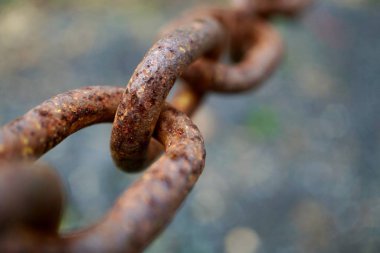 Eski metalik kahverengi zincir sokağa atılmış. 