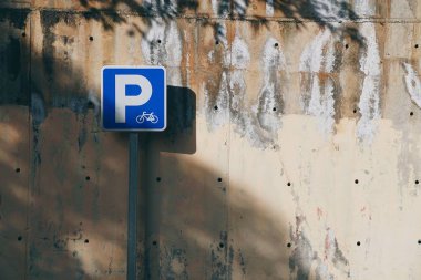 İspanya 'nın Bilbao şehrinde sokakta bisiklet trafik ışığı 
