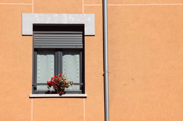 Вікно Оранжевому Фасаді Будинку Більбао Іспанія — стокове фото