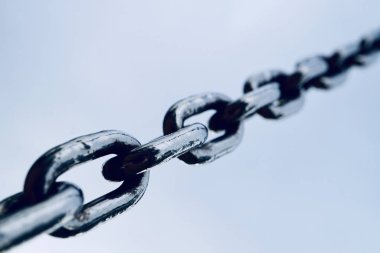                                sanayi için güçlü çelik zincir, mavi arkaplan