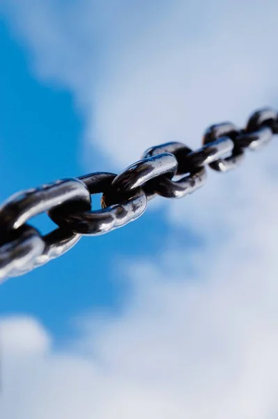 Starke Stahlkette Für Die Industrie Blauer Hintergrund — Stockfoto