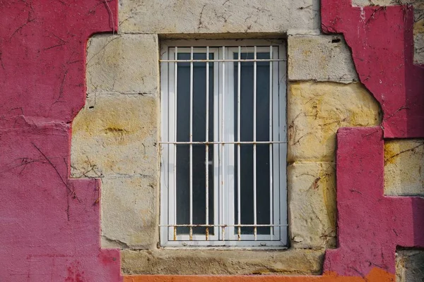 Παράθυρο Στην Κόκκινη Πρόσοψη Του Σπιτιού Στο Μπιλμπάο Ισπανία — Φωτογραφία Αρχείου
