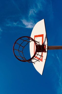                                Basketbol potası ve mavi gökyüzü, Bilbao İspanya