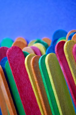 Renkli ahşap çubuklar dekorasyon, çok renkli arkaplan 