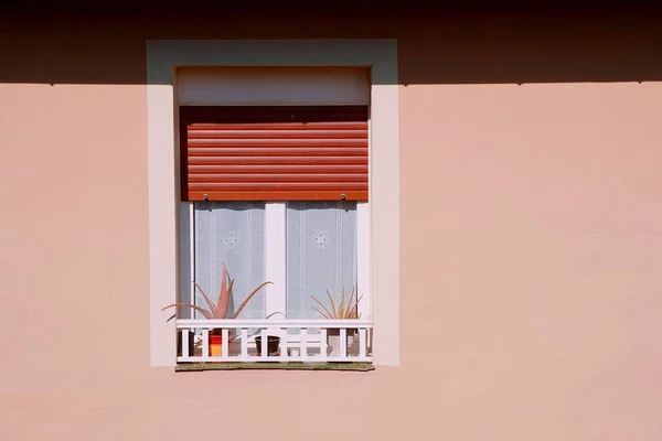 Окно Розовый Фасад Дома Городе Бильбао Испания — стоковое фото