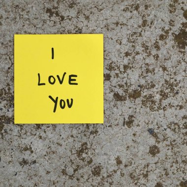  Sevgililer günü için kağıda el yazınla yazdığın mesajını seviyorum. Romantik bir ifade.