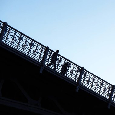            İspanya 'nın Bilbao kentindeki köprüde insan silueti                     