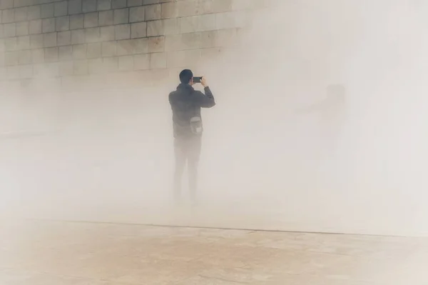 Туристи Ходять Вулиці Більбао Іспанії Туманний День — стокове фото