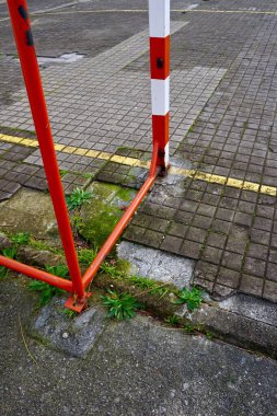 Bilbao şehrinde eski futbol sahası spor ekipmanları, sokak futbolu İspanya 