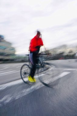                                İspanya 'nın Bilbao şehrinde insanlar sokakta ciclyng yapıyor, ulaşım şekli 