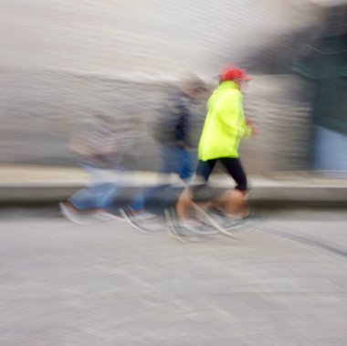                                İspanya 'nın Bilbao şehrinde insanlar sokaklarda koşuşturuyor, sağlıklı bir hayat.