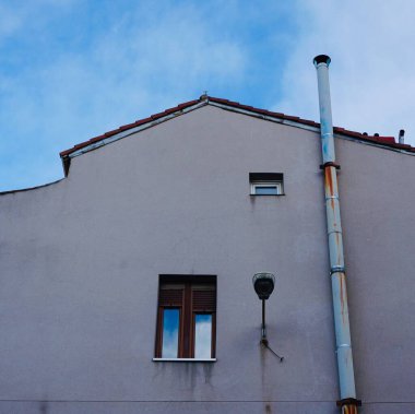         Evin eski cephesinde pencereler, Bilbao şehrinde mimari İspanya 