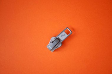                     Turuncu arkaplanda metalik fermuar            