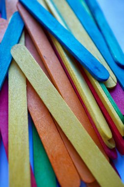                   Renkli ahşap çubuklar, çok renkli arka plan               