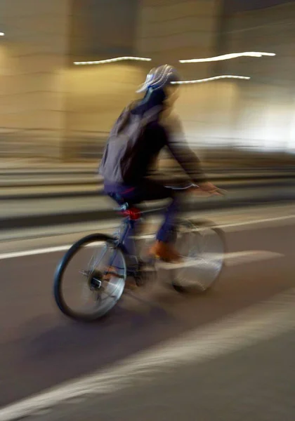 Άτομα Που Οδηγούν Ένα Ποδήλατο Στο Δρόμο Στην Πόλη Μπιλμπάο — Φωτογραφία Αρχείου