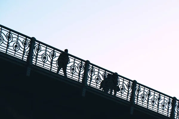 穿越西班牙毕尔巴鄂大桥的游客 — 图库照片