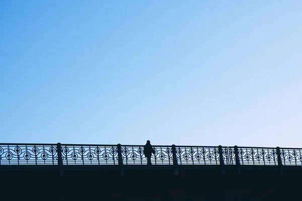 Touristen Gehen Über Die Brücke Der Stadt Bilbao Spanien — Stockfoto