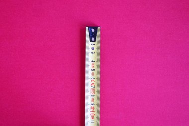       Siyah sayılı sarı ve metalik mezura.                          