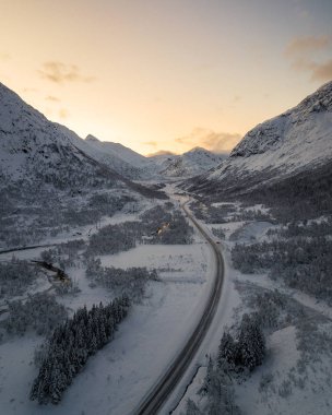 Lofoten 'in hava aracı fotoğrafı - Lofoten adalarının güzel dağları achipelago, Norveç