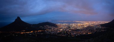 Aslanlar ve Cape Town ile Masa Dağı Panorama Gecesi